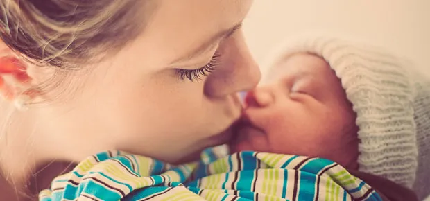 La boîte Rose - Une maman embrasse son bébé
