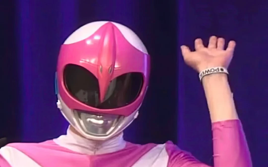 Martha Root déguisée en power-ranger a fermé 3 sites de rencontre NEO NAZIS